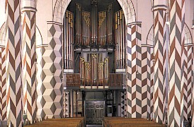 Das Bild zeigt das Kirchenschiff und den Altar der St. Jacobi-Kirche Goettingen.