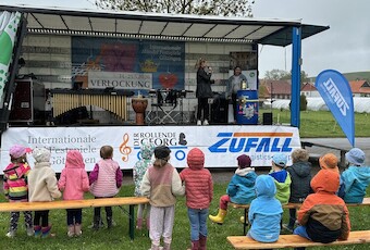 Der Rollende Georg mit dem Porter Percussion Duo © Tabea Preiss